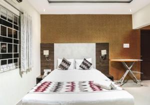سرير أو أسرّة في غرفة في Euphoria Extended Stays - OMR IT Expressway Chennai