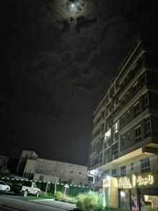 a hotel at night with the moon in the sky w obiekcie Amwaj hotel Salalah Mirbat w mieście Salala