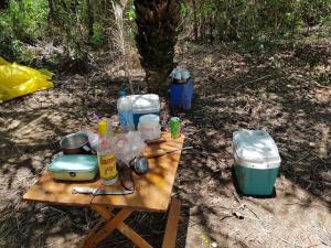 einen Picknicktisch mit Speisen und Getränken darauf in der Unterkunft Spot Jaguar Pantanal South Camping Wild Jaguar Tour in Corumbá + 112 Fotos