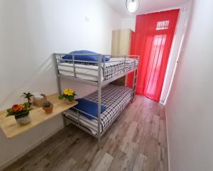 a room with bunk beds and a red door at Kos in Florence