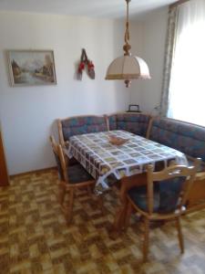 - une salle à manger avec une table et un canapé dans l'établissement Ferienhaus Frankenhöhe, à Diebach