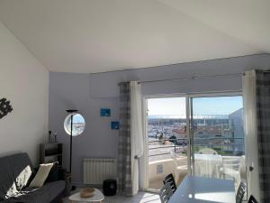 Appartement vue sur mer的休息区