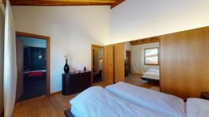 a bedroom with a large white bed in a room at Abitaziun Gioviel - Silvaplana Surlej in Surlej