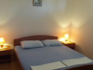 Posteľ alebo postele v izbe v ubytovaní Apartment in Kustici with balcony, WiFi, washing machine (4847-1)