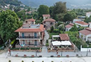 een luchtfoto van een huis in een stad bij Kamelia & Semeli Hotel in Skala Potamias