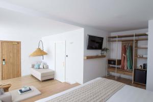 TV a/nebo společenská místnost v ubytování May Altafulla Beach Boutique Hotel
