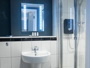 a bathroom with a sink and a shower at The Exeter Inn in Bampton