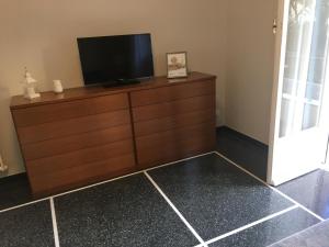Televízia a/alebo spoločenská miestnosť v ubytovaní Casa di Aldo: una casa nel centro di Nervi.