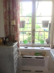 baño con tocador y ventana en Maison de village sur la route du cidre en Cambremer