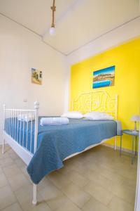 Postel nebo postele na pokoji v ubytování CHAMBRE JAUNE