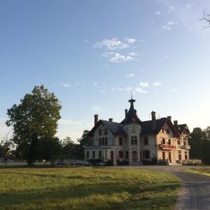 Ambillou的住宿－Domaine de la Trigalière，草地上的大型房子