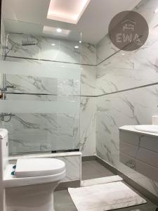 ein Badezimmer mit einem weißen WC und einem Waschbecken in der Unterkunft Kease Sulimania -5 Elegance Terrace GX91 in Riad