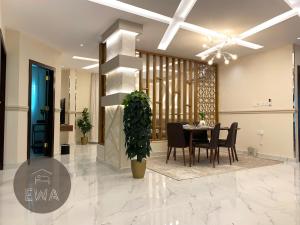 ein Esszimmer mit einem Tisch und einer Topfpflanze in der Unterkunft Kease Sulimania -5 Elegance Terrace GX91 in Riad