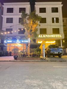 un camion parcheggiato di fronte a un edificio di notte di Aland Hotel a Ha Long