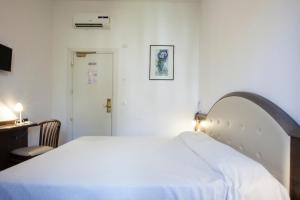 A bed or beds in a room at Hotel Amalfi