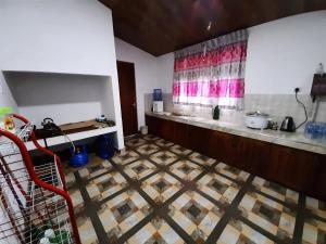 een keuken met een tegelvloer en een aanrecht bij Lakwin guest wilpattu in Nekattegama