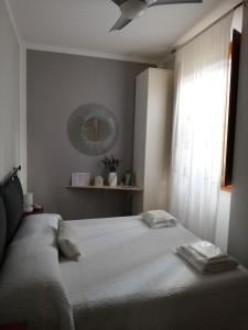 A bed or beds in a room at A due passi dal Castello