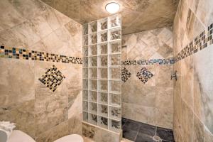 哈得逊Hudson Resort Condo with Gulf Views and Beach!的带淋浴和卫生间的浴室 更多25张照片