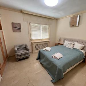 ein Schlafzimmer mit einem großen Bett und einem Fenster in der Unterkunft Beautiful villa 2 steps from the BEACH in Marbella