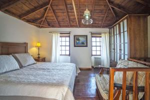 Un dormitorio con una cama grande y dos ventanas. en Casa Tierras Viejas, en Tijarafe 30 fotos más
