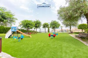plac zabaw ze zjeżdżalnią w parku w obiekcie Flamingo Golf A w mieście Sanlúcar de Barrameda