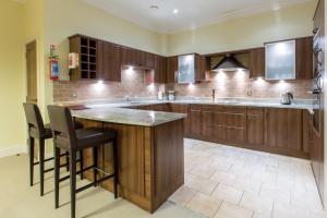 Nhà bếp/bếp nhỏ tại Cameron Club Lodges
