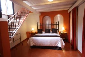 ein Schlafzimmer mit einem großen Bett und einer Treppe in der Unterkunft La Casona de Don Lucas in Guanajuato