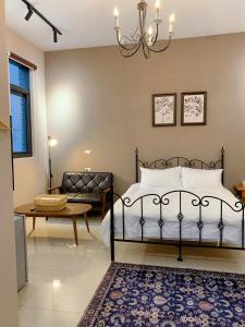 吉安的住宿－歐森小鎮，一间卧室设有一张床和一间客厅。