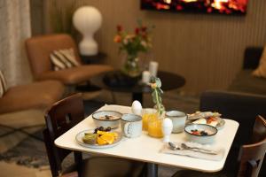 Hotel Söder في ستوكهولم: طاولة عليها أطباق من الطعام في غرفة المعيشة