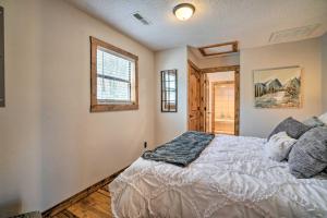 מיטה או מיטות בחדר ב-Shell Knob Guest House with Lake View, Fire Pit