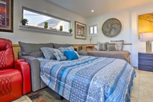 1 dormitorio con 1 cama, 1 silla y 1 ventana en Central Elmont Studio with Great Outdoor Space!, en Elmont
