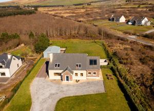 eine Luftansicht eines Hauses mit Auffahrt in der Unterkunft Malachys Rest Dingle in Dingle