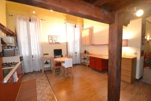 A kitchen or kitchenette at Castello 5888 C, Santa Marina, Calle Marcello, LOFT