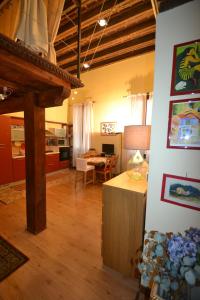 A kitchen or kitchenette at Castello 5888 C, Santa Marina, Calle Marcello, LOFT