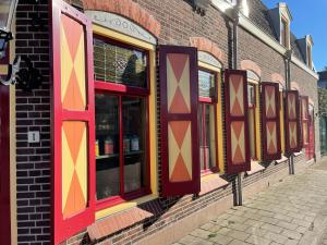 a row of windows on the side of a building at BnB 't Ambacht - Boutique Hotel in Hendrik-Ido-Ambacht