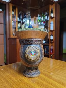 um vaso sentado numa mesa num bar em Espaço Doméstico em Caxias do Sul