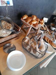 - un comptoir avec différents types de pains et de viennoiseries dans l'établissement le tout va bien, à Valence