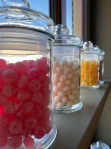 a group of glass jars filled with red and white balls at BnB 't Ambacht - Boutique Hotel in Hendrik-Ido-Ambacht