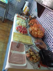 uma mesa com um monte de comida em Pousada Delle Rose em Porto de Galinhas