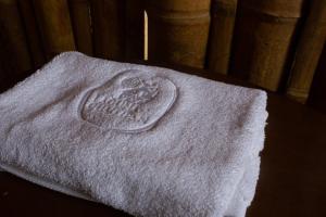 皮塔利托Laguna Guaitipán Ancestral的一张桌子上带照片的毛巾 更多50张照片