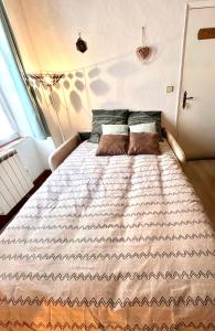 Кровать или кровати в номере Cozy flat at 10 min walk from Blois Castle