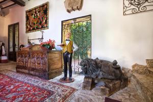 een standbeeld van een man in een kamer met een glas-in-loodraam bij Casa Palaciega El Cuartel in Medinaceli