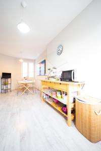 a kitchen with a counter and a table with a microwave at Luanco 11 Apartamento ,centro de Gijón in Gijón