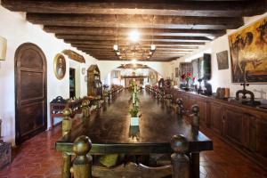 een lange kamer met een lange tafel en stoelen bij Casa Palaciega El Cuartel in Medinaceli