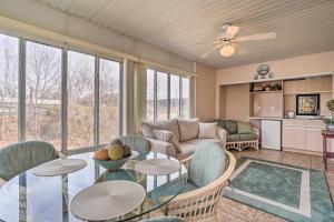 ein Wohnzimmer mit einem Tisch und Stühlen in der Unterkunft Quaint Branson Condo 3 Mi to Table Rock Lake in Branson