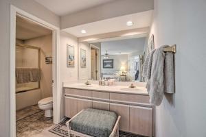 ein Badezimmer mit einem Waschbecken, einem WC und einem Spiegel in der Unterkunft Quaint Branson Condo 3 Mi to Table Rock Lake in Branson
