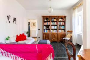 una sala de estar con una manta roja en un sofá en La casa sul fiume, en Albisola Superiore