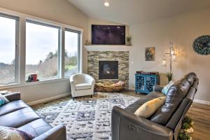 Posezení v ubytování Stunning Neskowin Gem View of Cascade Head!