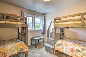 Postel nebo postele na pokoji v ubytování Stunning Neskowin Gem View of Cascade Head!