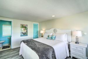 מיטה או מיטות בחדר ב-Tropical Waterfront Home Central Location!